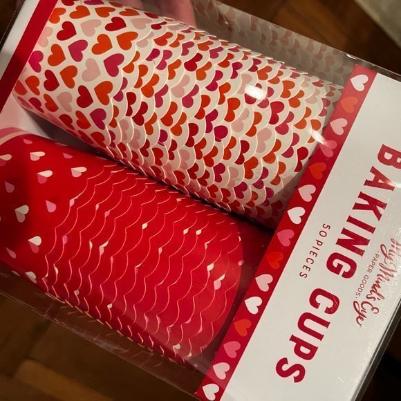 Cupcakes or Baking Cups for Small Cakes (100/Heart-Themed)(new) (party supplies) - Picture 4 of 14